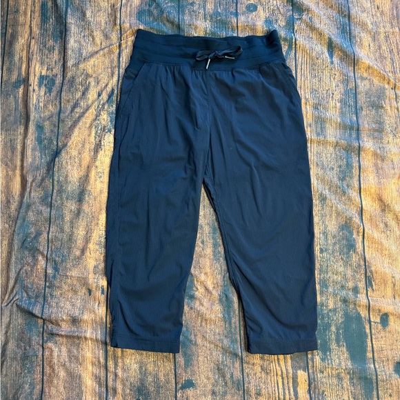Lululemon Dance Studio Crop Pant 20" in Black 4 - Picture 3 of 7